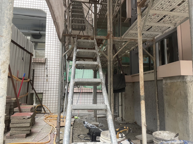 新北市芦洲鹭江国小昨天下午惊传一起工安死亡意外。（图 / 刘咏韵翻摄）