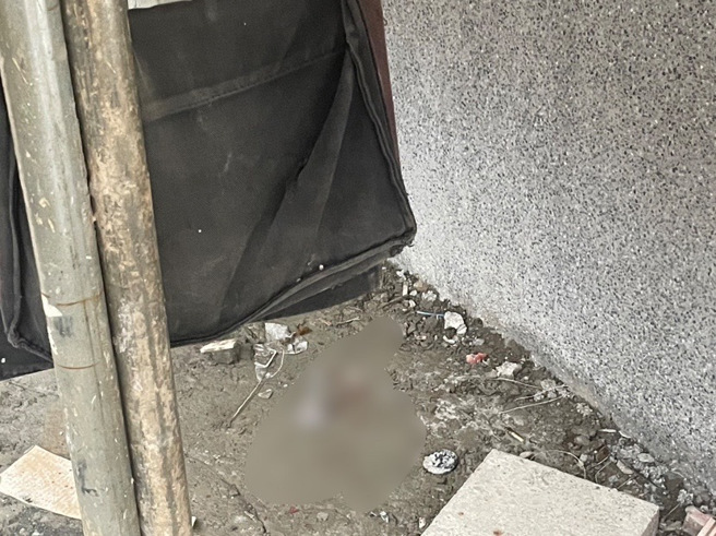 庄男为了测试电梯尺寸，指示员工按下电梯上升的按钮，但电梯的动作方式却是「马达牵引缆线」。（图 / 刘咏韵翻摄）