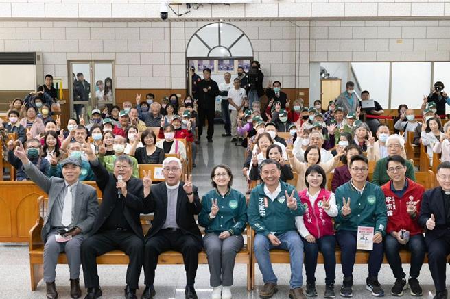 民进党副总统候选人萧美琴17日在东区仁和长老教会与立委王定宇等人参加「一起努力，感恩前行」参选感恩礼拜。（王定宇团队提供／洪荣志台南传真）