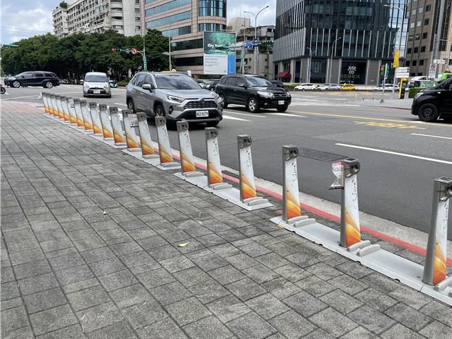 台北市明年元旦起實施YouBike前30分鐘免費，但無車可借、無柱可還問題屢遭投訴。（劉彥宜攝）