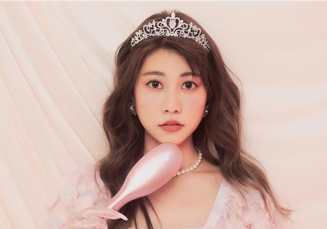 阿部玛利亚近日获邀代言髮梳品牌。（潘朵拉的美妆盒提供）