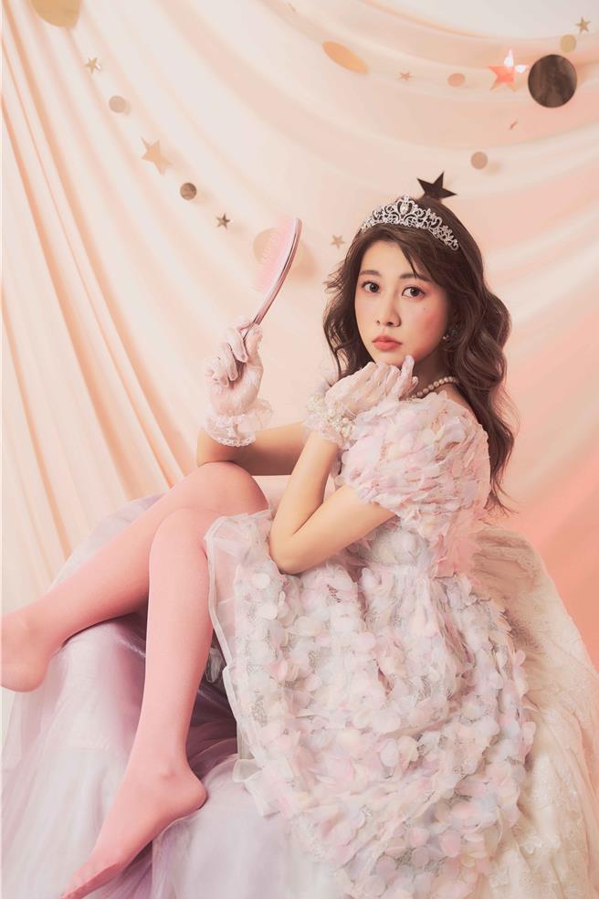 阿部玛利亚近日获邀代言髮梳品牌。（潘朵拉的美妆盒提供）