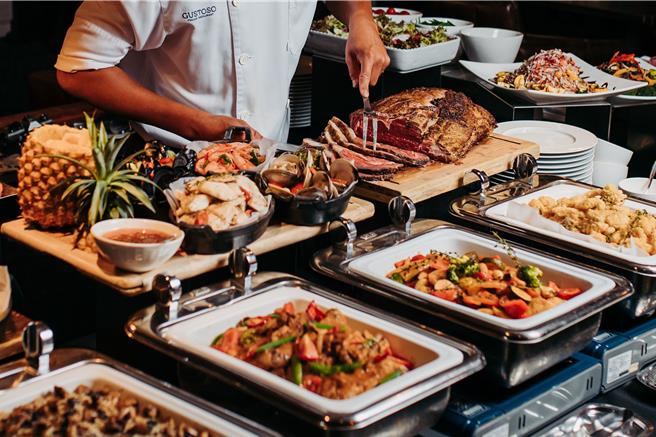 慕軒飯店威士忌酒吧跨年夜推出「歲末夜未眠派對」，供應逾20道歐陸風情自助式佳餚，每位2880元加1成。（國泰飯店觀光事業提供）