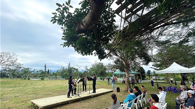 台東女中與中原大學跨校共創國產材藝術裝置《林中懸亭》亮相，與台東森林公園地景巧妙融合，眾人驚訝「找不到」。（蕭嘉蕙攝）