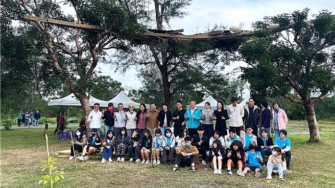 台東森林公園地景藝術裝置《林中懸亭》，使用國產柳杉木手工製成，外型如內曲大三角，掛置於林木頂端，兼具美感與涼亭功能。（蕭嘉蕙攝）