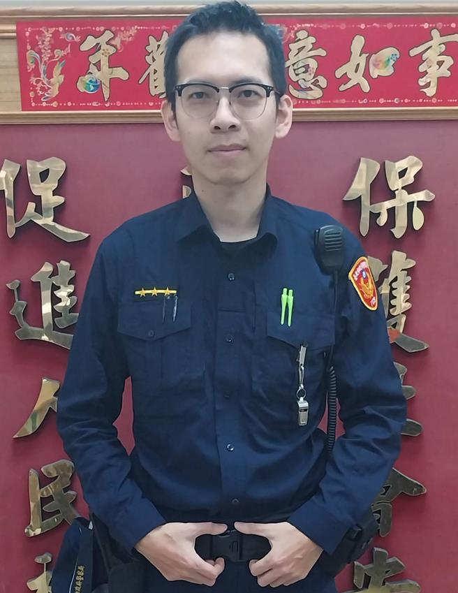 中正二分局廈門街派出所員警攔阻詐騙。（翻攝畫面）