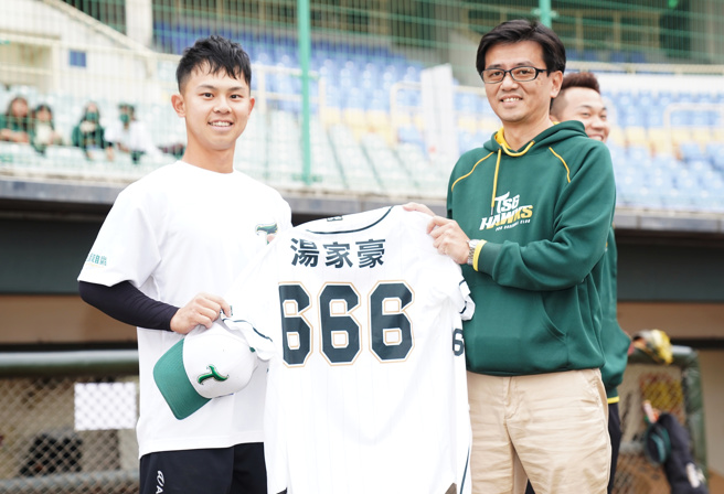 台鋼雄鷹與湯家豪（左）簽下自主培訓合約。（台鋼雄鷹提供）