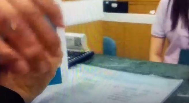 前行員也被詐騙？ 員警耐心談話喚醒理智阻詐百萬元。（翻攝自影片）