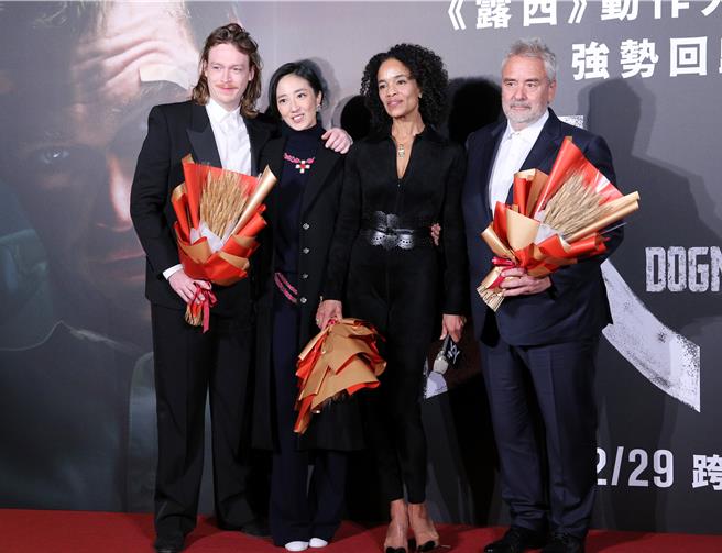 《人犬》男主角卡赖伯兰李琼斯（左起）、桂纶镁、制片维吉妮贝松、导演卢贝松出席电影首映会。（黄世麒摄）