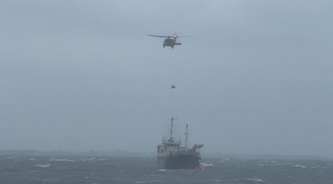 2023年12月17日澎湖縣／因機械故障失去動力又一直流錨的喀麥隆籍「HAISHOU」貨輪，雖已擱淺，但鑑於外海風浪過大，恐生危險，17日下午由國搜中心派遣直升機吊掛救回澎湖岸上。（許逸民攝）