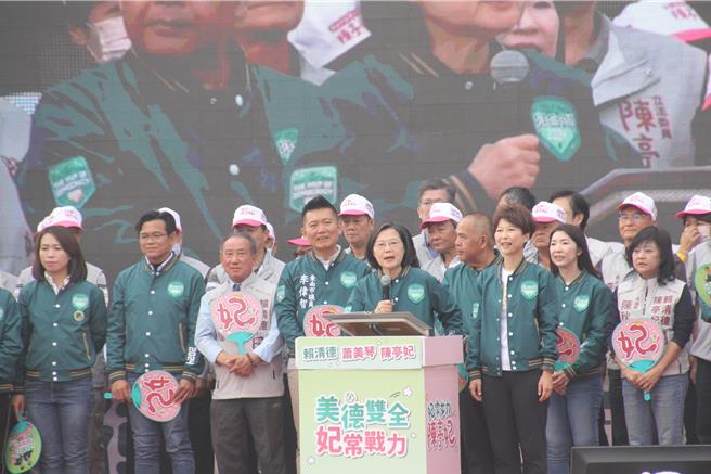 民进党台南市立委陈亭妃17日在安南区成立竞选总部，蔡英文总统（中）台上强调支持台湾发展绿电。（程炳璋摄）