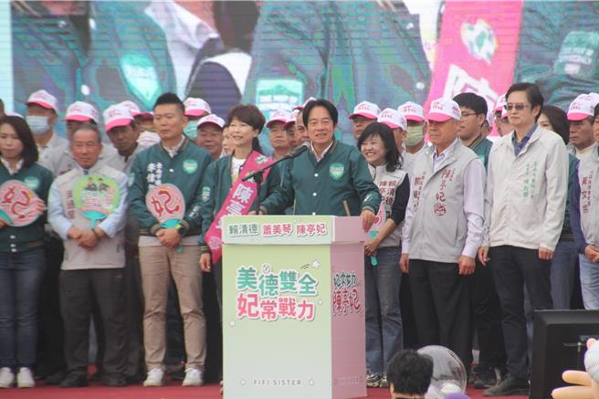 民进党台南市立委陈亭妃17日在安南区成立竞选总部，总统候选人赖清德（中）到场争取选民支持。（程炳璋摄）