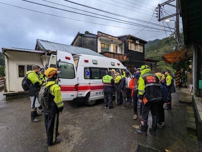 救護車將婦人送往醫院救治。（翻攝畫面）