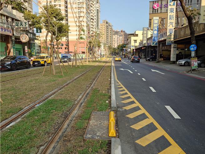 高雄環狀輕軌大順路段將於23日進行最後階段履勘，交通局持續蒐集車流狀況滾動調整周邊道路交通引導設施，希望兼顧車流順暢與各方向交通需求。（任義宇攝）