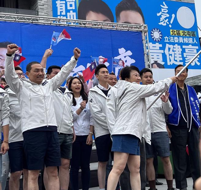 国民党总统候选人侯友宜台中竞总成立，台中市长卢秀燕及侯友宜都穿短裤上台，象徵「勇脚」、「撩落去」。（林欣仪摄）
