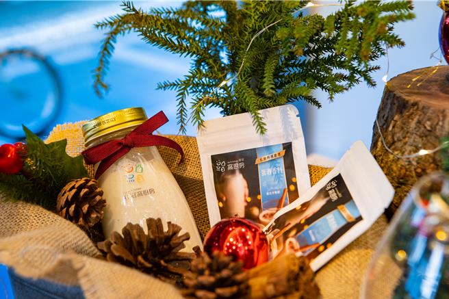 民眾購買坊間現成的簡易香料包在家自製歐美冬季暖身飲品，免出國，窩在家也宛如置身國外。（桂冠窩廚房提供）★《中時新聞網》關心您：飲酒過量，有礙健康。酒後不開車，安全有保障！