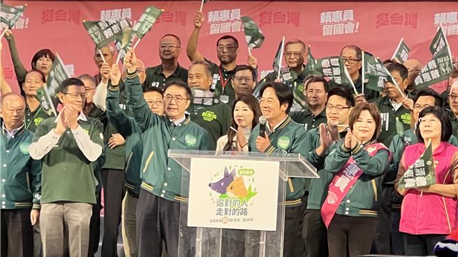 赖清德、赖惠员联合竞选总部17日下午在台南市新营区成立，赖清德（左三）压轴登场时，现场冻蒜声不断。（张毓翎摄）