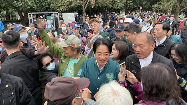 民进党总统候选人赖清德（右二）压轴登场时，支持者太热情，赖清德在赖惠员的陪同下，光是进场就走了超过15分钟。（张毓翎摄）