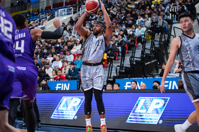 富邦勇士辛特力（中）25分、10篮板、10助攻「大三元」。（PLG提供）