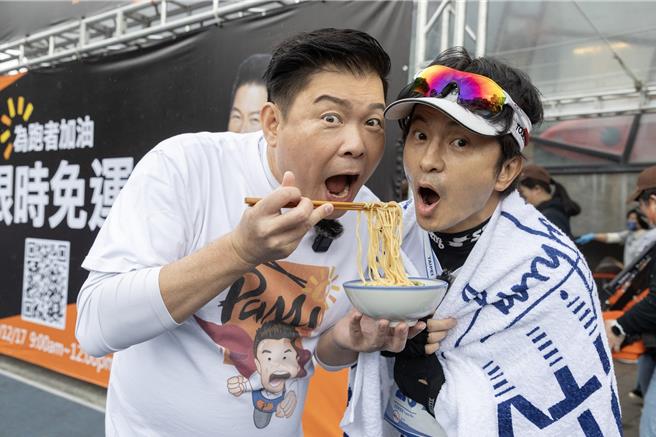 曾国城（左）煮麵为唐从圣应援，暖心打气。（精实文创提供）