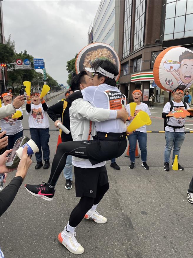 唐从圣（右）见到曾国城，开心扑上前拥抱。（精实文创提供）