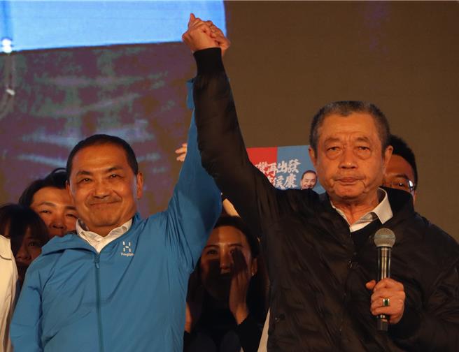 侯友宜17日晚間至屏東造勢，過去挺郭立場鮮明的屏東議長周典論首次替侯站台，周說，民進黨帶給人民痛苦指數，如今唯有支持侯才能下架民進黨。（謝佳潾攝）