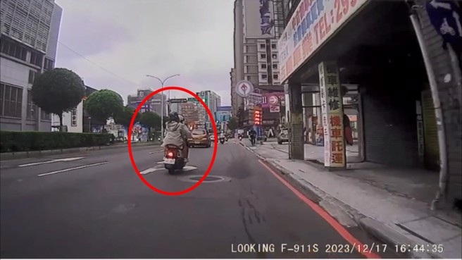 女骑士当时要直行，没想到左前方双载机车突然右转。 （翻摄爆料公社）