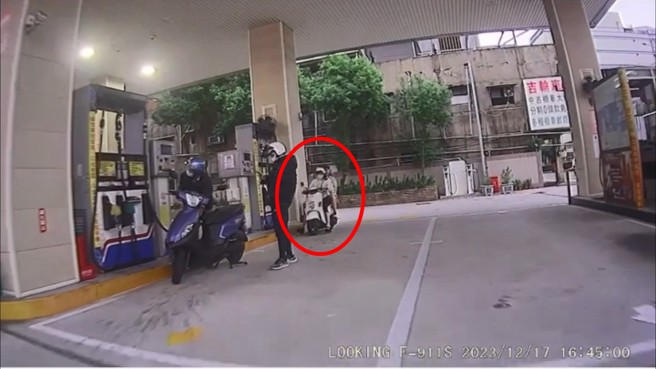 女骑士气不过，回头进加油站找双载机车理论。（翻摄爆料公社）