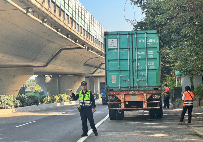 为防制大型车事故发生，新北市芦洲警分局规划为期1个月取缔大型车执法专案。（图 / 刘咏韵翻摄）