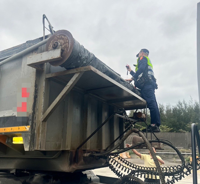 本月份专案开始迄今，分局已取缔大型车各式违规共计48件。（图 / 刘咏韵翻摄）