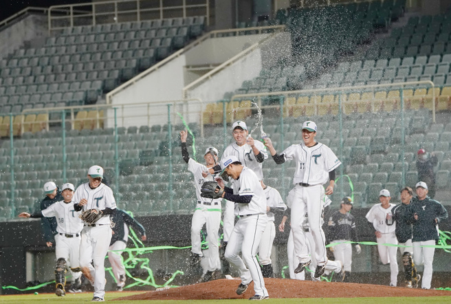 台鋼雄鷹奪2023年冬季聯盟冠軍。（台鋼雄鷹提供）