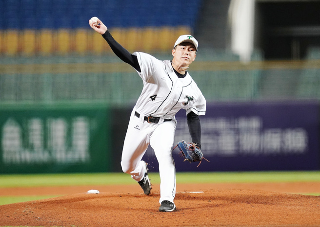台鋼雄鷹先發投手小野寺賢人主投8.2局僅失1分。（台鋼雄鷹提供）