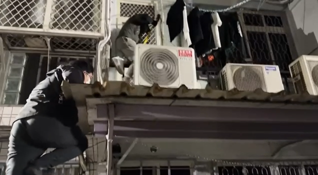 警方日前破获大同南路一处民宅聚赌情事，当天兵分二路个别从一楼与二楼同时攻坚，与屋内赌客上演一出瓮中捉鱉。（图 / 刘咏韵翻摄）