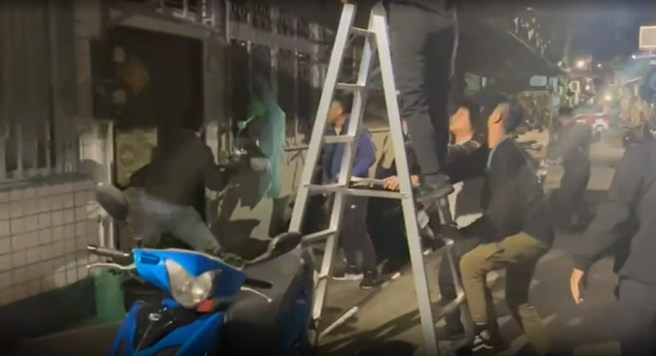 警方发现有不肖分子渗透民宅，利用外观平淡无奇的民宅掩护经营赌场。图为警方攻坚画面。（图 / 刘咏韵翻摄）