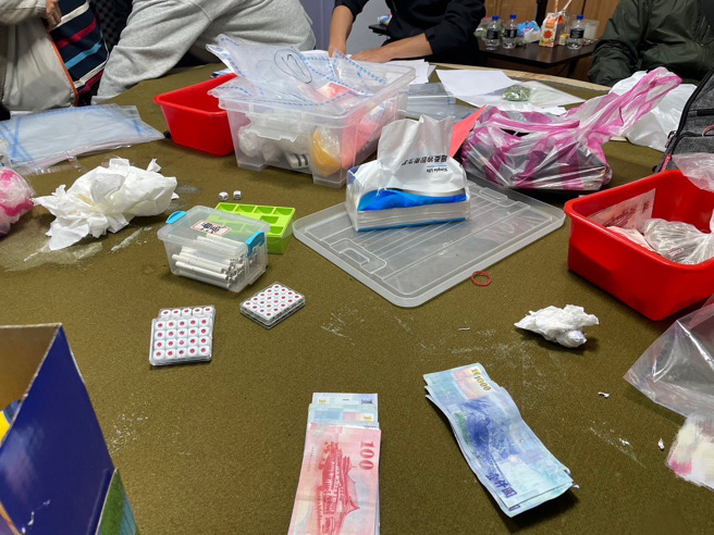 查扣赌资58550元、抽头金88590元、天九牌、监视器等证物。（图 / 刘咏韵翻摄）