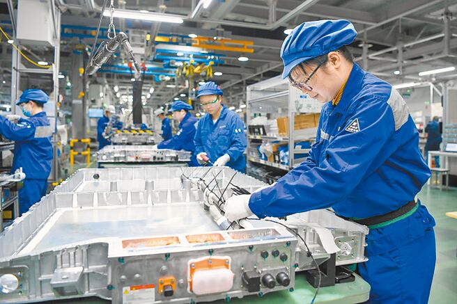 大陸鼓勵企業海外布局，打造EV電池材料供應鏈，拓展全球市場影響力，並減緩美歐國家可能的市場抵制與貿易制裁。圖／新華社