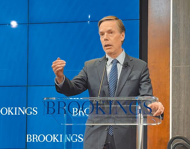 美國駐中國大使勃恩斯15日在華府智庫布魯金斯學會演說，呼籲各界不要干預台灣選舉。（摘自勃恩斯社群媒體X）