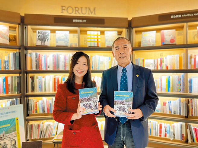 中油昨出版《譯氣風發的高雄煉油廠》新書，重現《拾穗》月刊風華，追尋台灣三代譯者的筆耕故事。左為作者張綺容，右為董事長李順欽。（中油提供／王玉樹台北傳真）