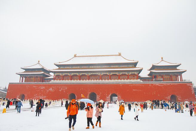 北京市近日迎接入冬後第一波降雪，各大景點湧進遊客賞雪玩雪。圖為北京故宮的雪景與人潮。（吳泓勳攝）