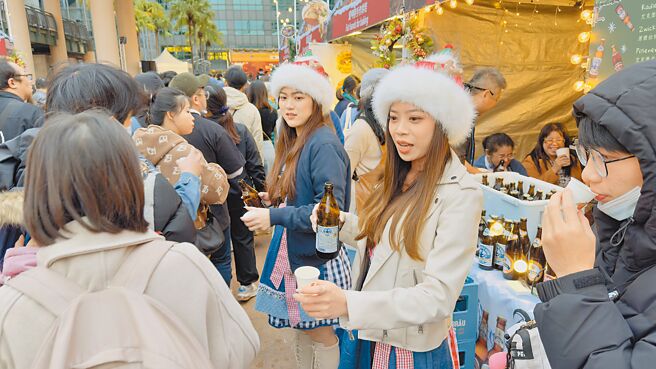 新北市歡樂耶誕城「德國耶誕派對」15日至17日連續3天的耶誕市集，攤商16日提供德國啤酒試喝搶客。（呂健豪攝）【飲酒過量 有礙健康】