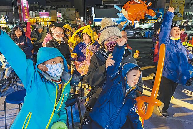 新竹縣國民黨立委參選人林思銘16日在競選總部舉辦「大小牽小手耶誕快樂」親子活動，邀請「好玩的劇團」表演，小朋友相當開心。（羅浚濱攝）