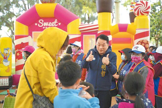 桃市三選區國民黨立委參選人魯明哲（中），在龍岡公園舉辦中壢耶誕兒童歡樂城，減少選舉肅殺氛圍打造歡樂氣氛，成功擄獲家長與小朋友的心。（呂筱蟬攝）