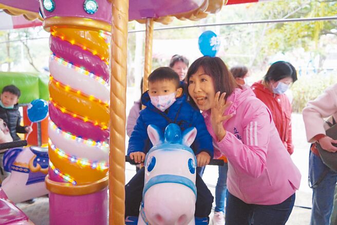 桃市五選區國民黨立委參選人呂玉玲（右），16日舉辦我愛平鎮親子嘉年華會，近距離與親子選民接觸，她也說未來將繼續為保護兒少盡一分心力。（呂玉玲提供／呂筱蟬桃園傳真）