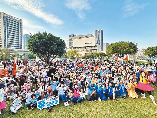 国民党立委参选人邱若华邀请苹果剧团举行儿童剧公益巡演，吸引许多家长带孩子一起来观赏。（图取自邱若华脸书／陈梦茹桃园传真）