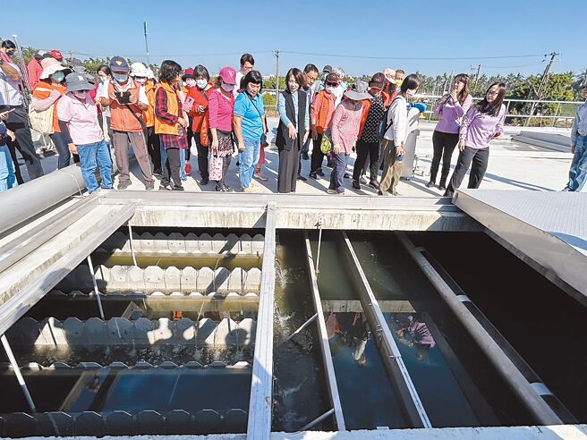 屏東縣政府斥資1.8億打造殺蛇溪水質淨化場，16日啟用後平均每天可處理1萬噸廢水，民眾開心不已。（謝佳潾攝）