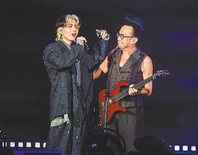 林宥嘉（左）16日在小巨蛋舉辦第2場演唱會，邀來黃大煒對唱經典歌曲。（粘耿豪攝）