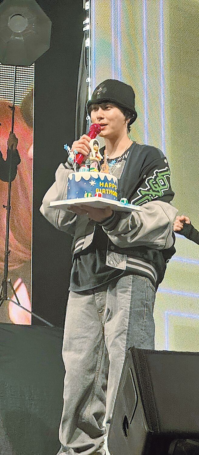 龍俊亨16日來台開唱，粉絲為他慶生。（讀者提供）