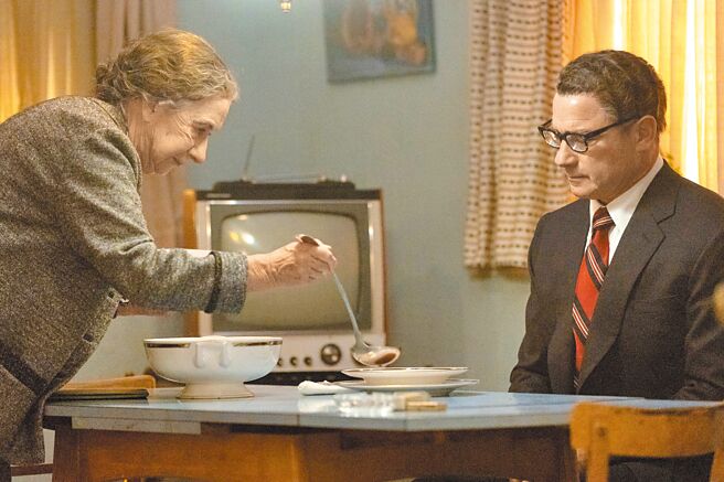 海倫米蘭（左起）、李佛薛伯在《贖罪日之戰》中有精彩對手戲。（采昌國際提供）