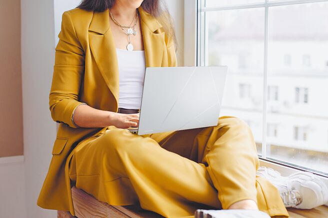 华硕Zenbook 14 OLED AI笔电，AI强化摄影机与双向AI降噪，提升线上会议体验。符合美国MIL-STD-810H军规级标准，兼具耐用与永续性，4万8900元。（ASUS提供）