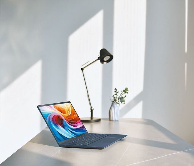 华硕Zenbook 14 OLED具备强大的AI处理能力，可扩展到图像、文字及程式生成等更多应用领域。（ASUS提供）